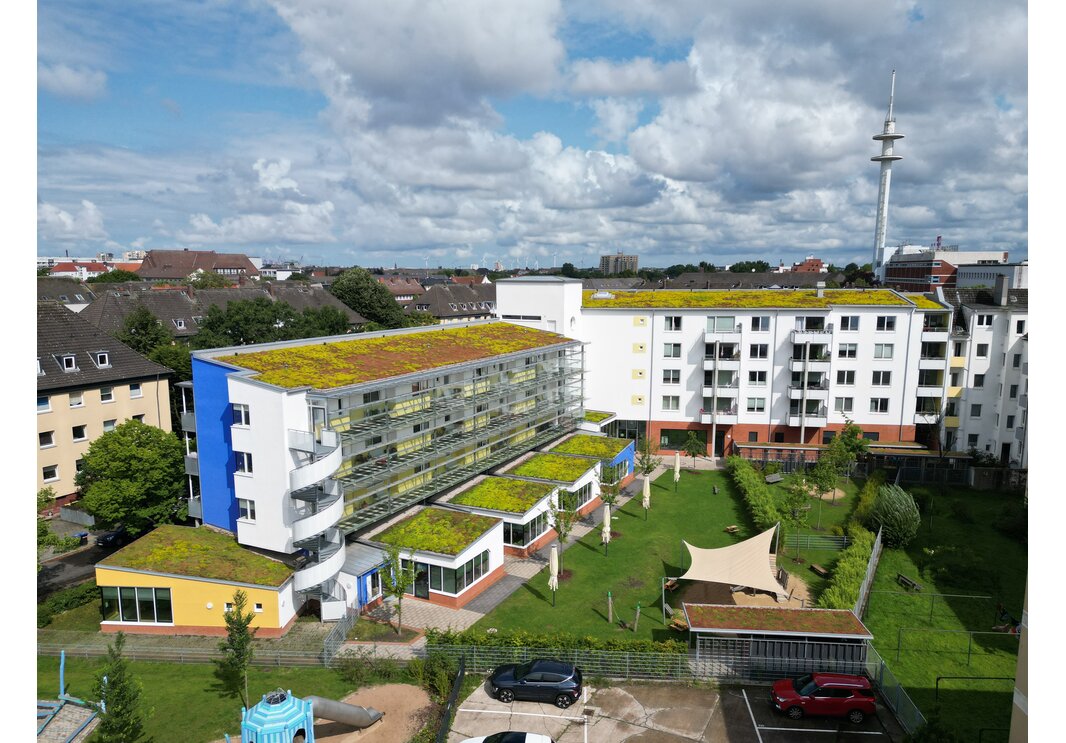 Blick in den Innenhof des Gebäudes Nürnberger Straße mit Spielplatz und Garten